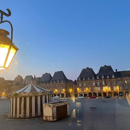 Suites Mana - Matahina Avec Vue Superbe Sur La Place Ducale Et Parking Prive Inclus Charleville-Mézières エクステリア 写真