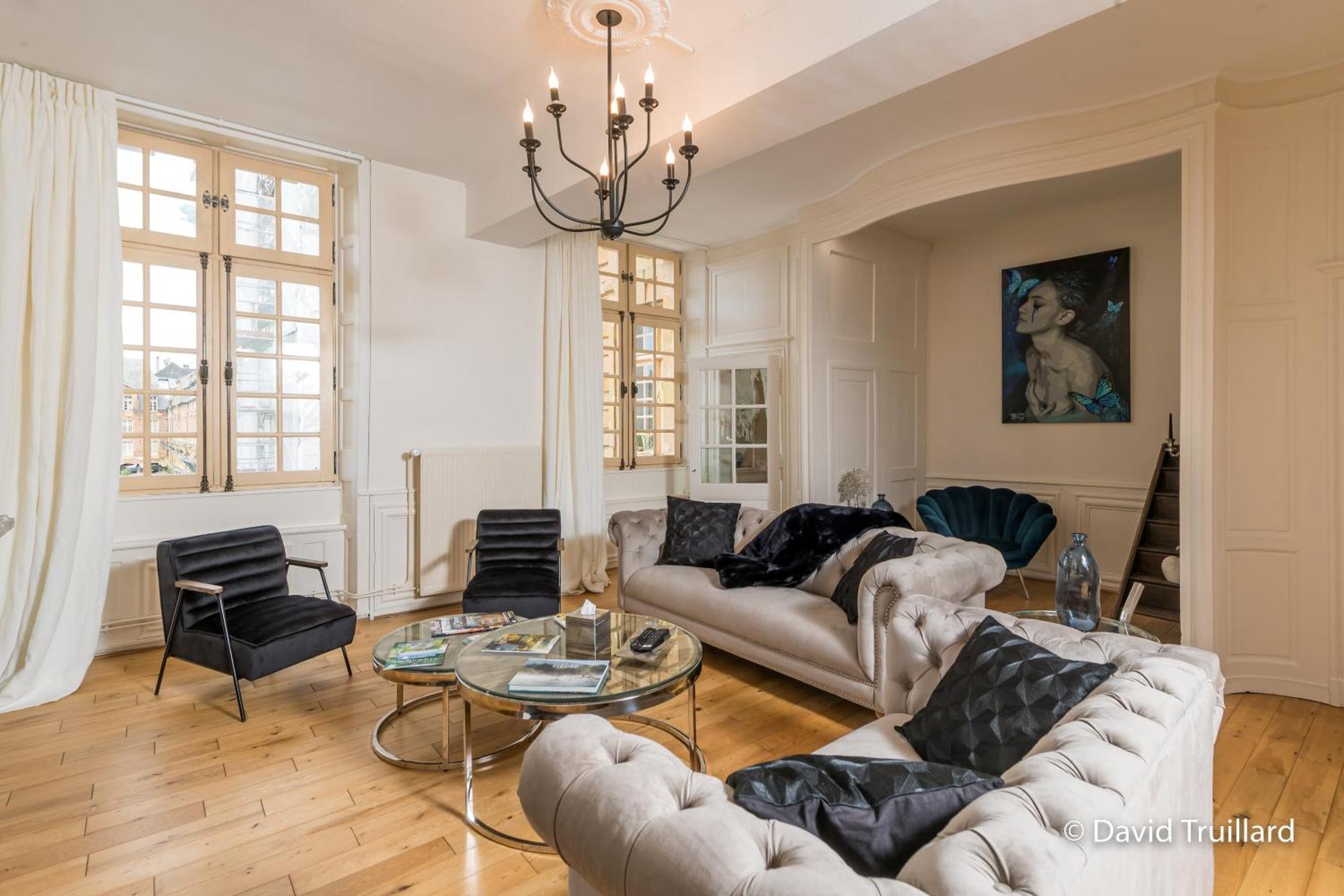 Suites Mana - Matahina Avec Vue Superbe Sur La Place Ducale Et Parking Prive Inclus Charleville-Mézières エクステリア 写真