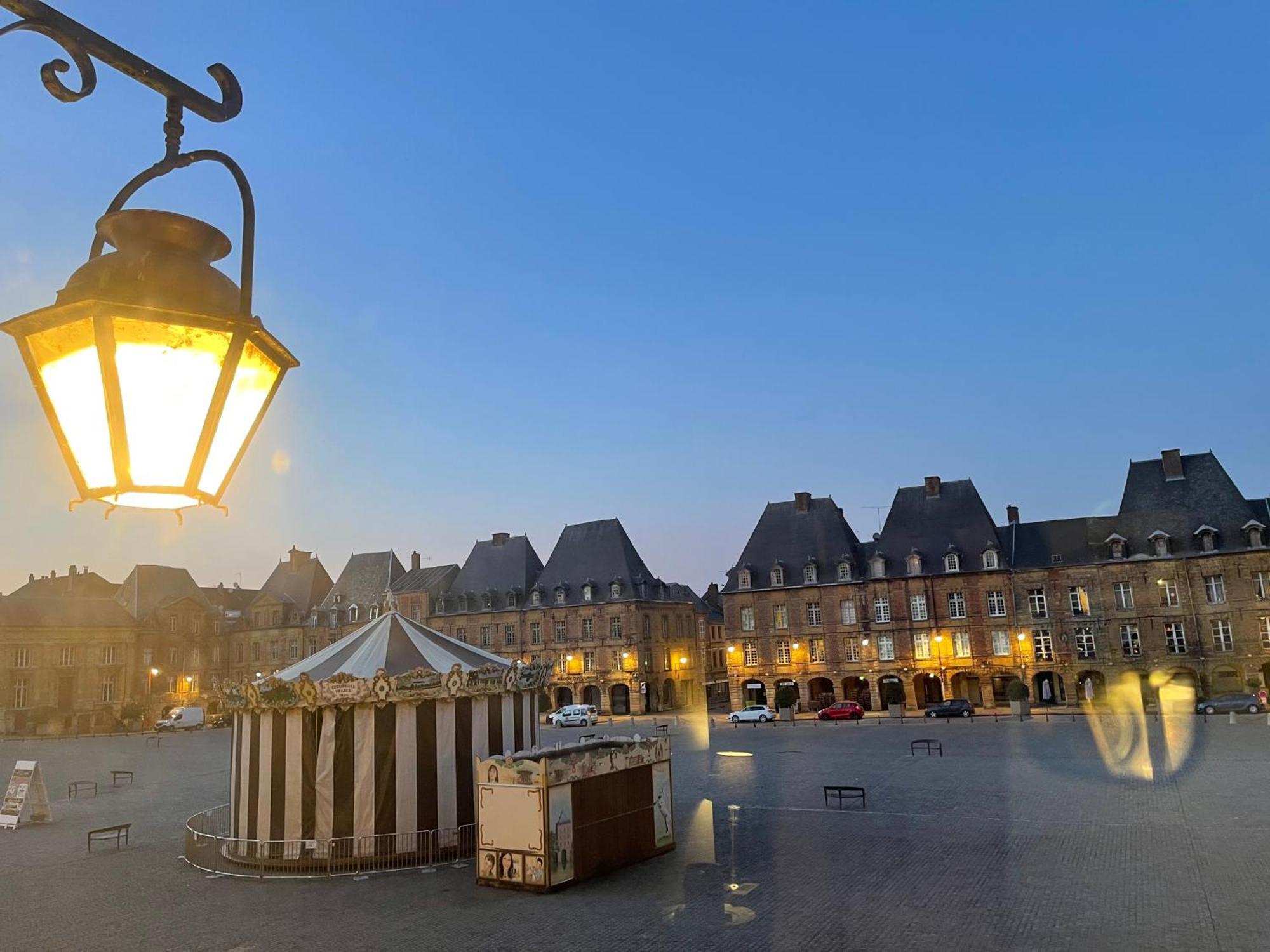Suites Mana - Matahina Avec Vue Superbe Sur La Place Ducale Et Parking Prive Inclus Charleville-Mézières エクステリア 写真