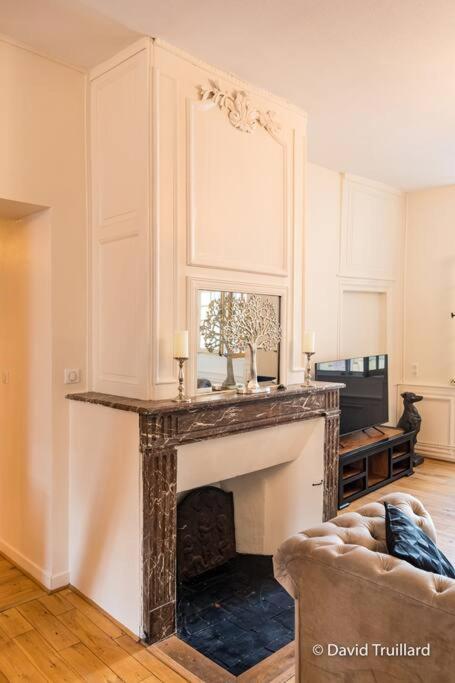 Suites Mana - Matahina Avec Vue Superbe Sur La Place Ducale Et Parking Prive Inclus Charleville-Mézières エクステリア 写真